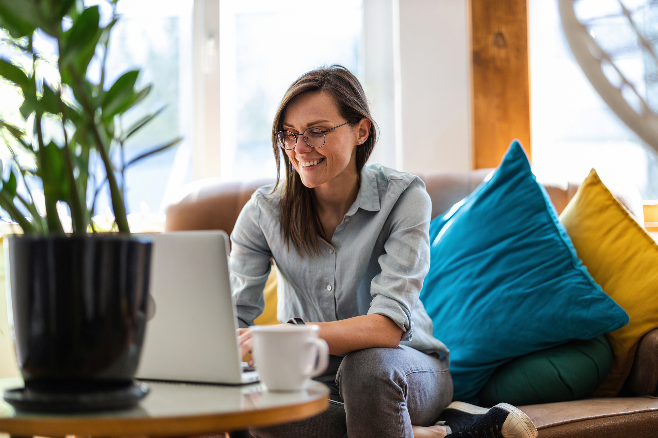 Ondernemer werkt met een OVAS-website op laptop